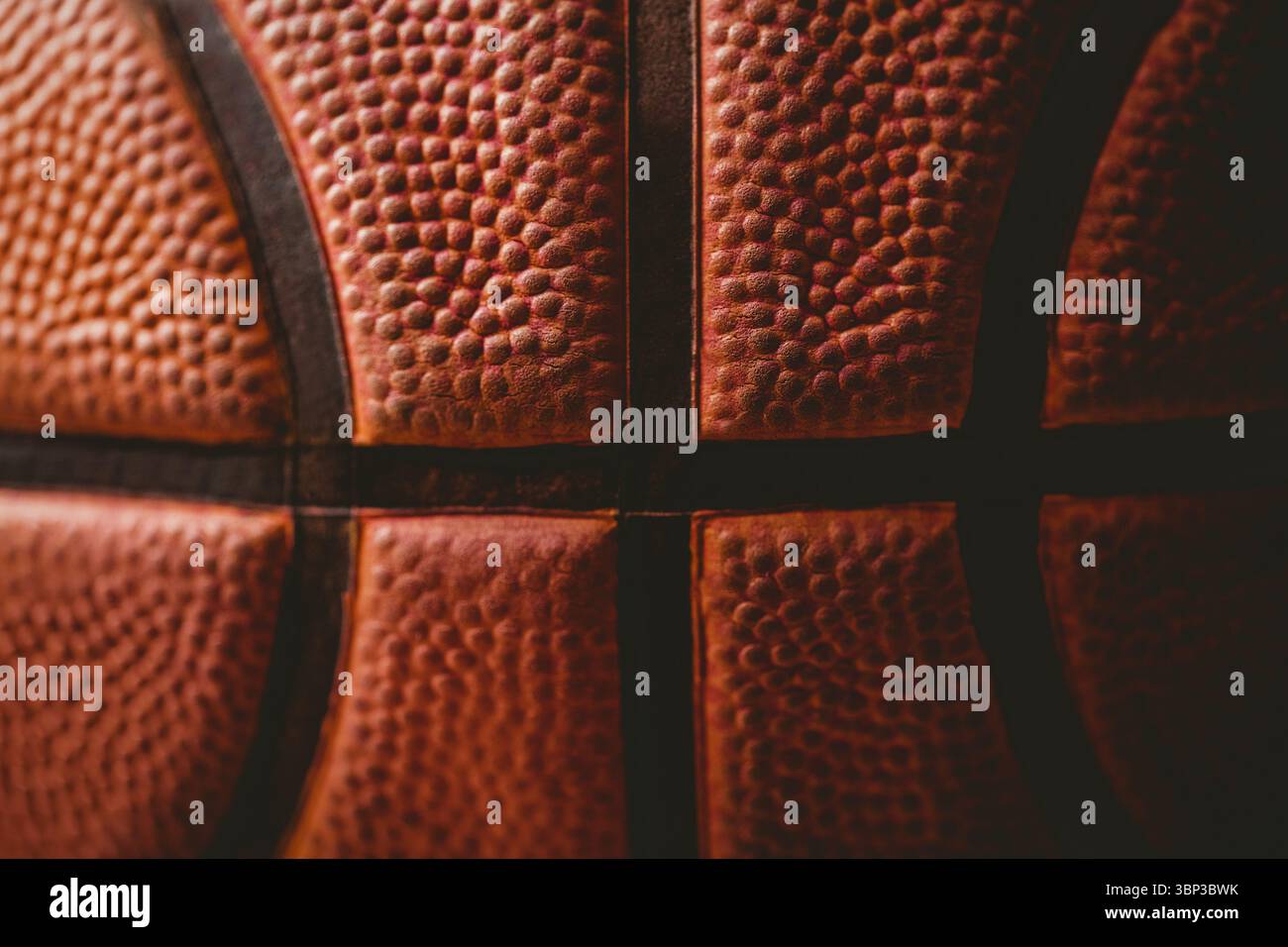 Superficie da basket in pelle pieno fiore e cuciture nere con design piatto e sfondo scuro Foto Stock