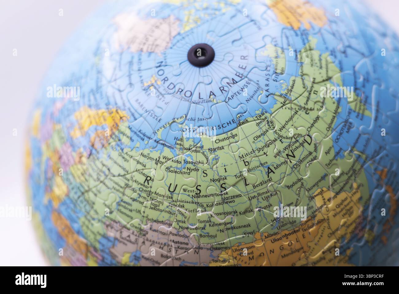 Globo puzzle. Mappa composta da pezzi di puzzle. Russia e Polo Nord Foto Stock