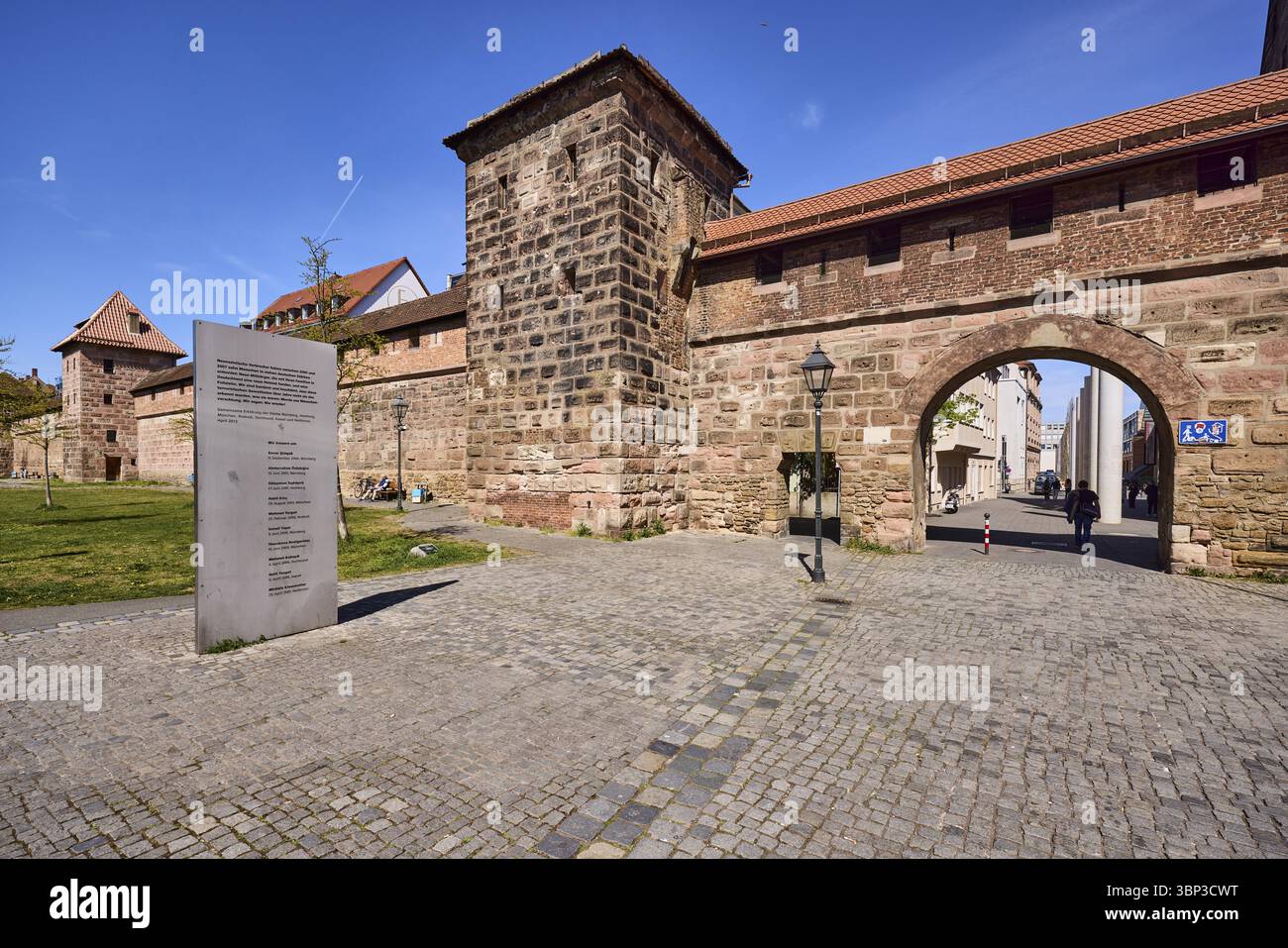 Memoriale in memoria delle vittime di crimini neonazisti, stele, città vecchia, fortificazioni della città, mura della città, torre di difesa, cancello cittadino, lanterna, blu Foto Stock