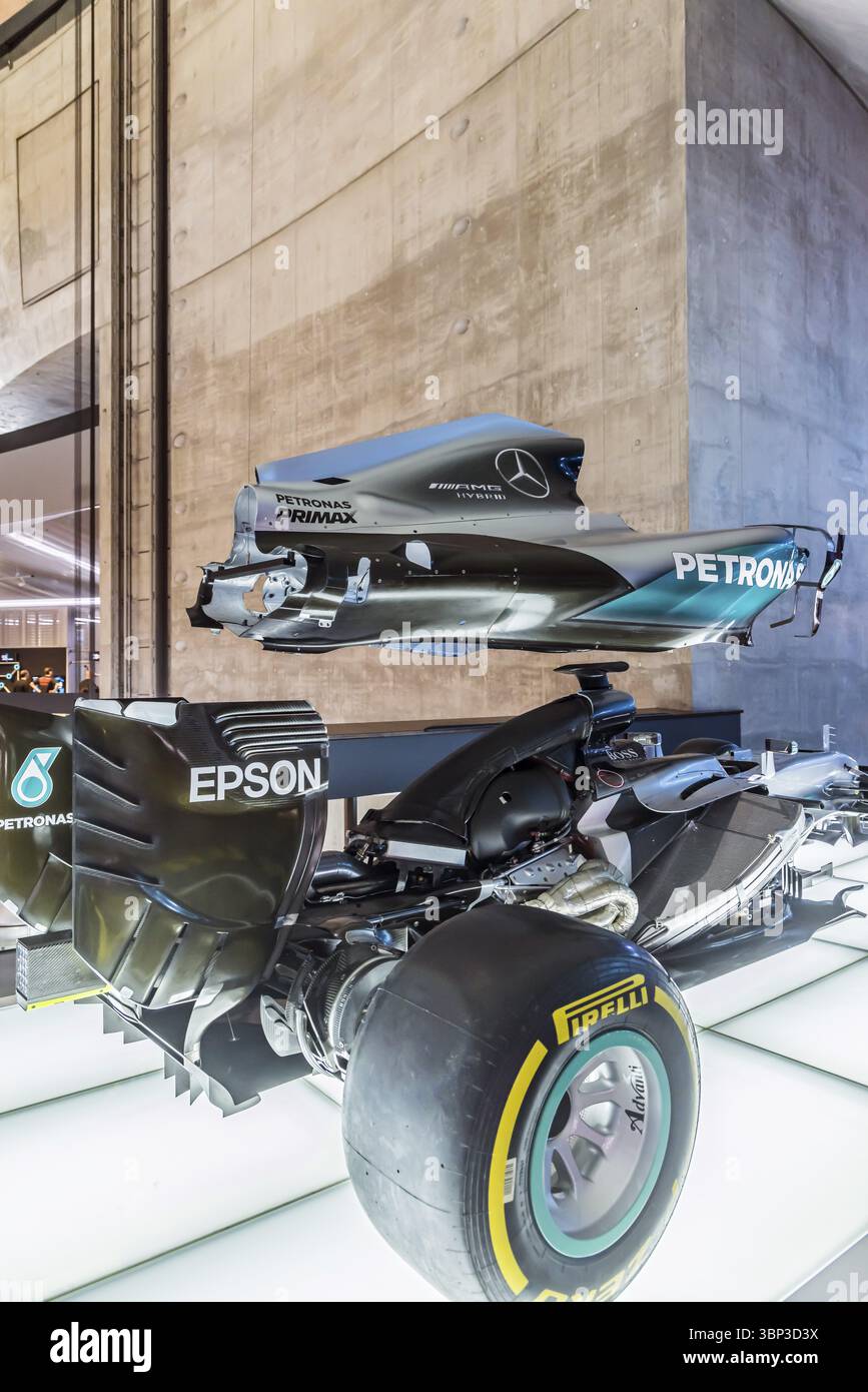 Il Museo Mercedes-Benz di Stoccarda presenta un viaggio attraverso la storia automobilistica della società globale. Mito 7: Auto da corsa e Silver Arro Foto Stock