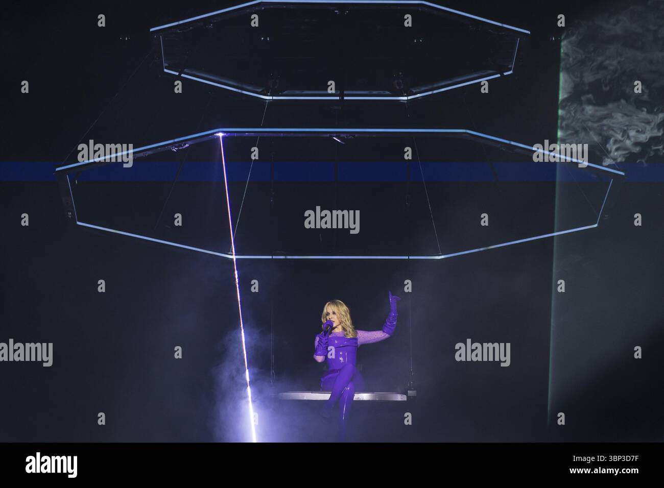 Kylie Minogue live on Tension Tour 2025 all'Uber Arena di Berlino su 04.07.2025 Nota: Secondo il contratto con la direzione, le foto potrebbero essere onl Foto Stock