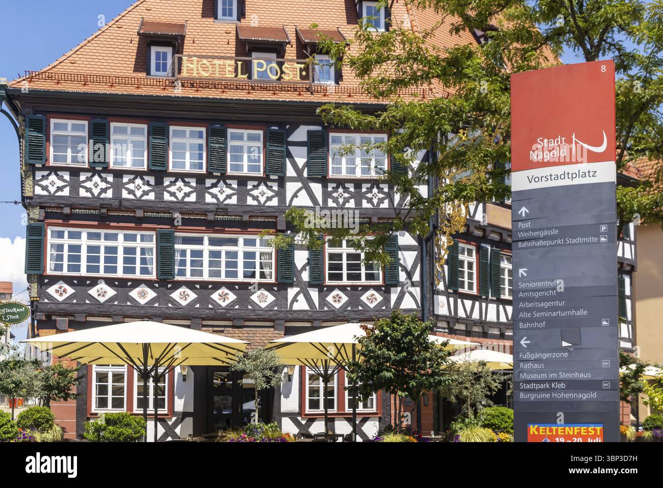 Vista sulla città di Nagold nella Foresta Nera settentrionale. Casa in legno per metà Hotel Post sulla piazza suburbana. Nagold, Baden-Wuerttemberg, Germania, Europa Foto Stock