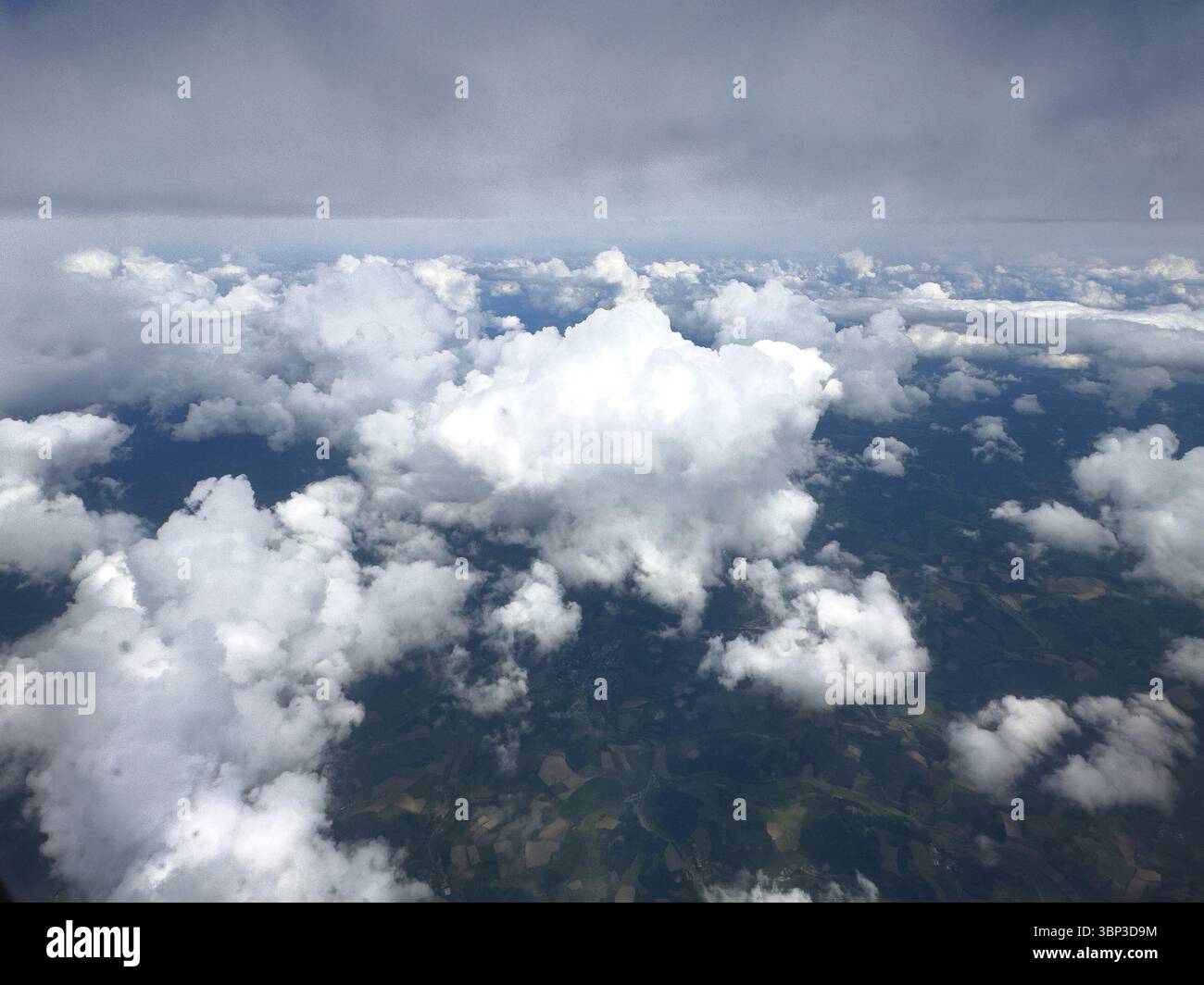 Vista dall'aereo ad alta quota delle nuvole bianche e luminose di grappolo Altocumulus sopra il più scuro Altostratus, internazionale Foto Stock