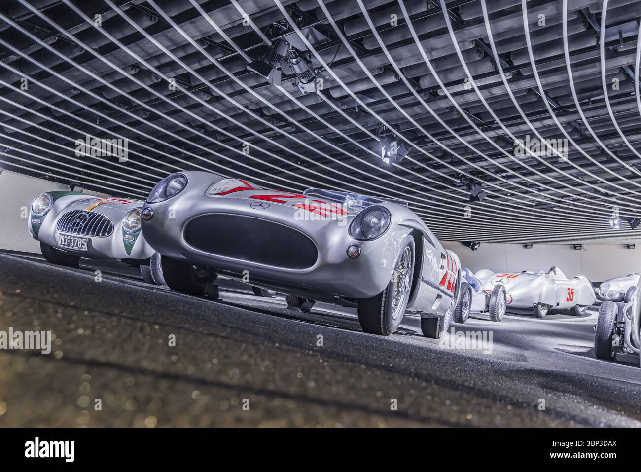 Il Museo Mercedes-Benz di Stoccarda presenta un viaggio attraverso la storia automobilistica della società globale. Mito 7: Auto da corsa e Silver Arro Foto Stock