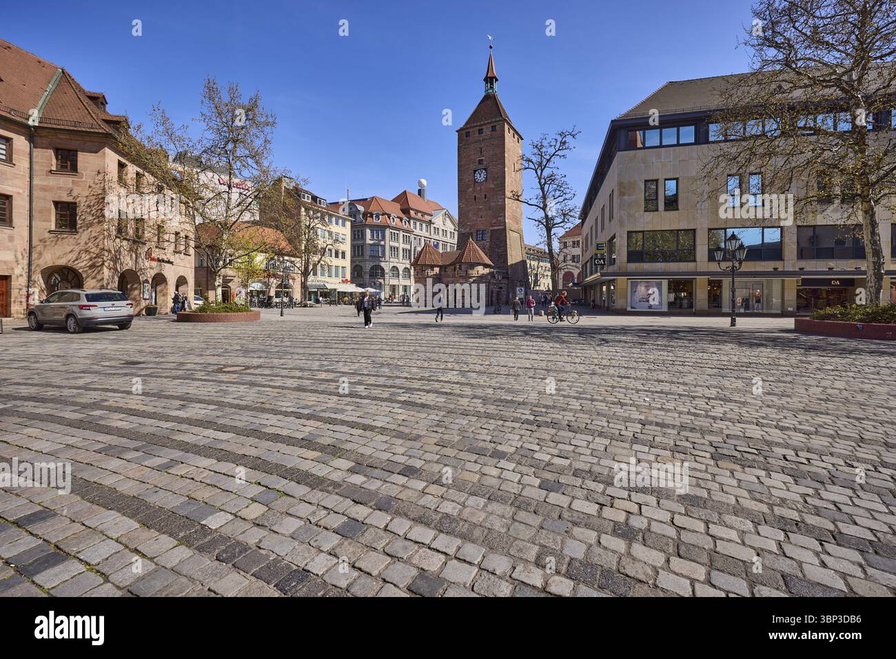 Torre Bianca, piazza, pavimentazione in ciottoli, architettura generale, pedoni come motivo secondario, cielo blu, senza nuvole, Jakobplatz, Dr.-Kurt-Schumacher- Foto Stock