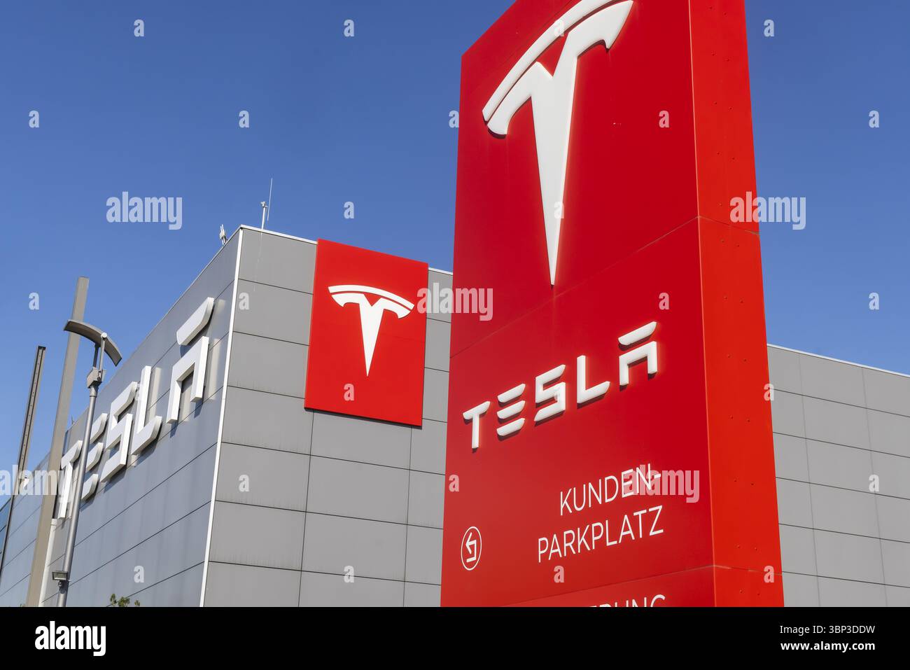 Fermo presso il più grande centro di prelievo Tesla in Europa. La crisi delle vendite di Tesla si sta facendo sentire presso l'hub di consegna di Holzgerlingen. C'è li Foto Stock