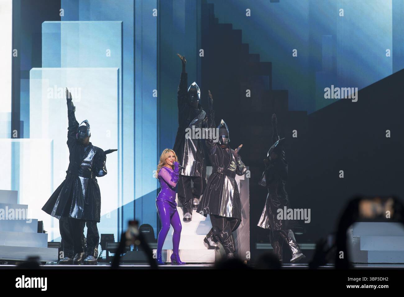Kylie Minogue live on Tension Tour 2025 all'Uber Arena di Berlino su 04.07.2025 Nota: Secondo il contratto con la direzione, le foto potrebbero essere onl Foto Stock