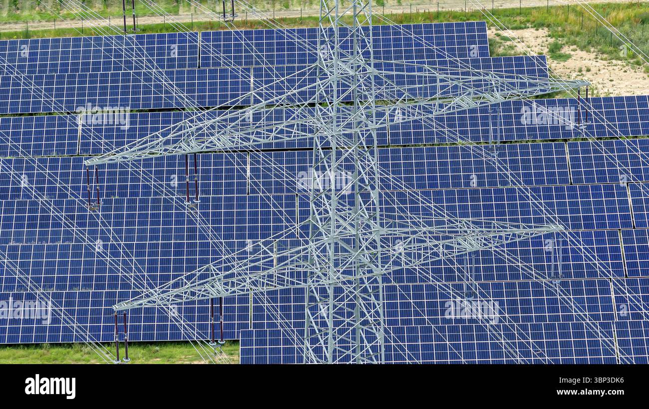 Impianto fotovoltaico montato a terra vicino a Talheim, nel distretto di Heilbronn, con una potenza di circa 3,8 megawatt. Il parco solare è un progetto congiunto BE Foto Stock