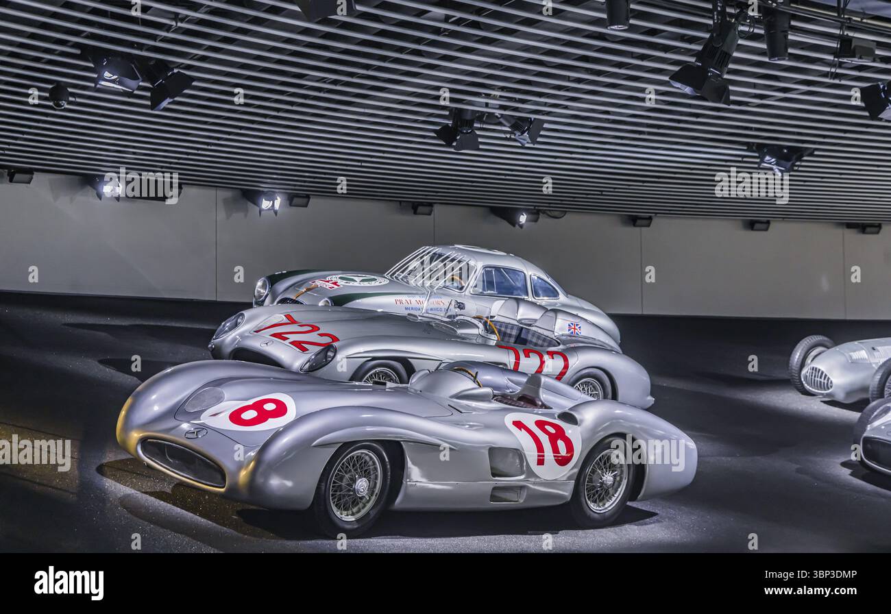 Il Museo Mercedes-Benz di Stoccarda presenta un viaggio attraverso la storia automobilistica della società globale. Mito 7: Auto da corsa e Silver Arro Foto Stock