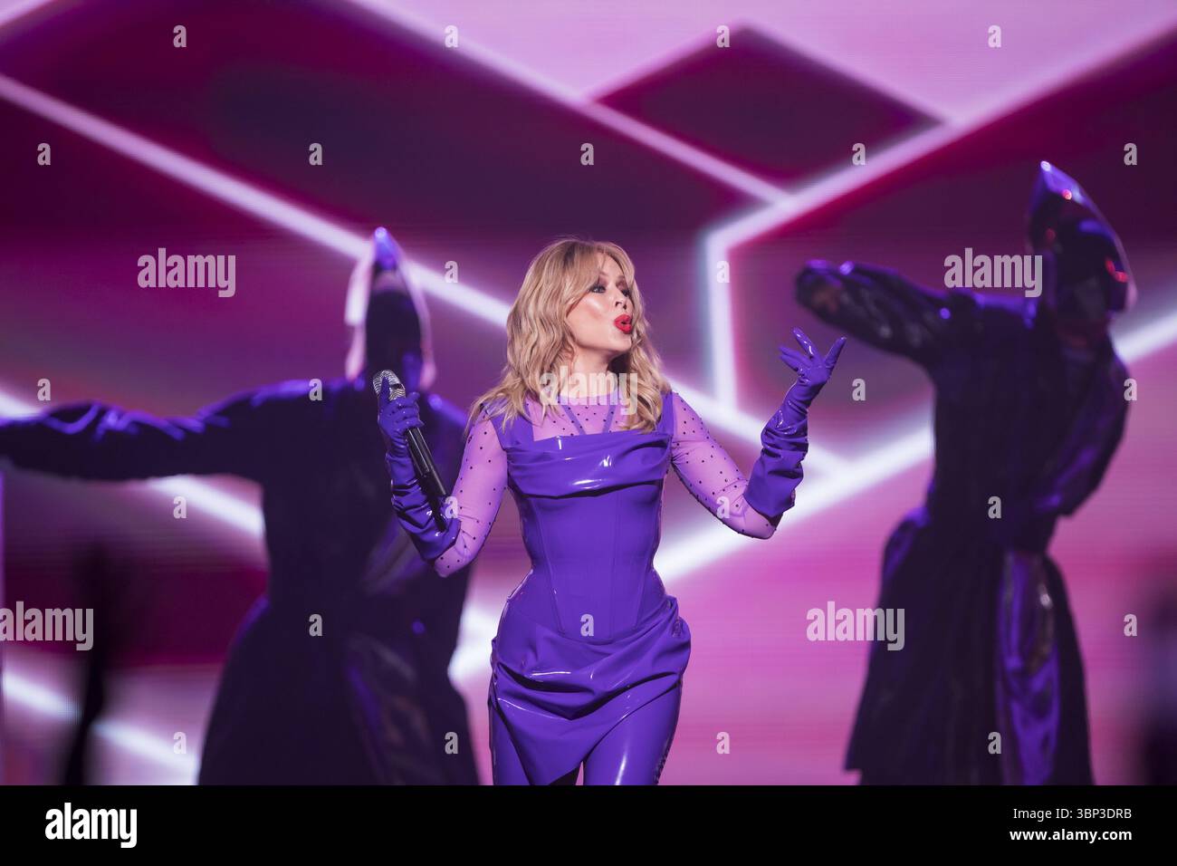 Kylie Minogue live on Tension Tour 2025 all'Uber Arena di Berlino su 04.07.2025 Nota: Secondo il contratto con la direzione, le foto potrebbero essere onl Foto Stock