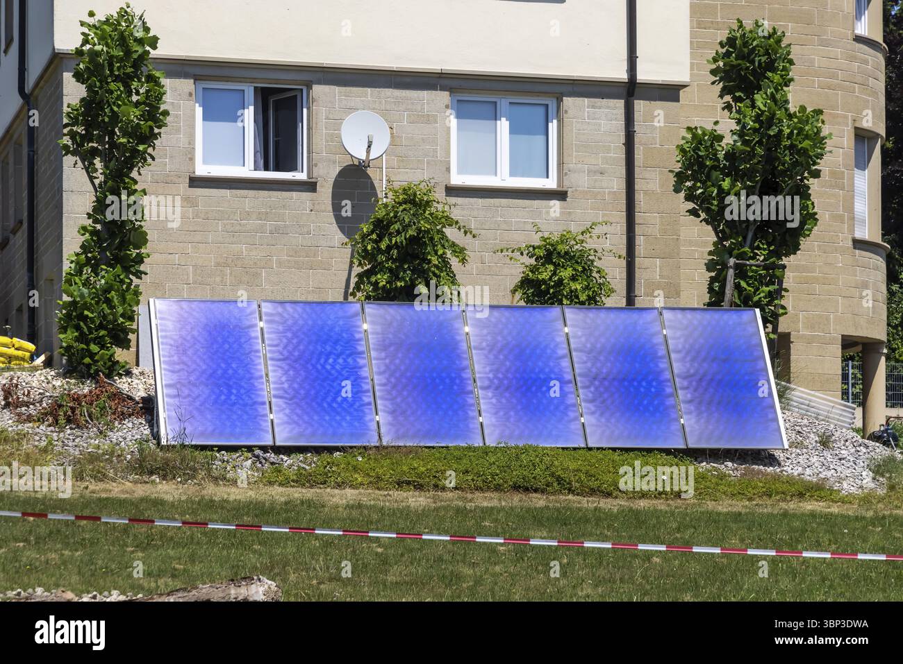 Collettore solare nel giardino di una casa indipendente. Nagold, Baden-Wuerttemberg, Germania, Europa Foto Stock