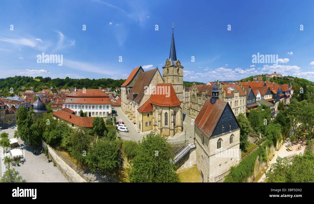Veduta aerea, da sinistra Marienplatz, Rosenturm, mura cittadine, parrocchia cattolica di St. Johannes, chiesa di St. Johannes XIV secolo, proprio sotto Annakapelle, Foto Stock
