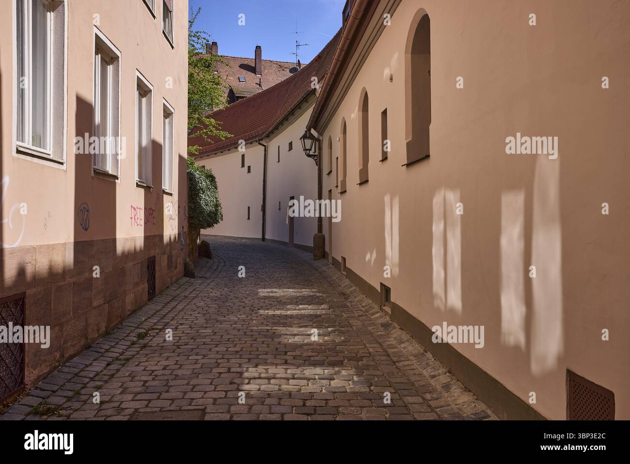 Città vecchia, vicolo, edifici storici, facciate, finestre, riflesso di luce, ciottoli, cielo blu, senza nuvole, Stoepselgasse, Norimberga, Franconia centrale Foto Stock