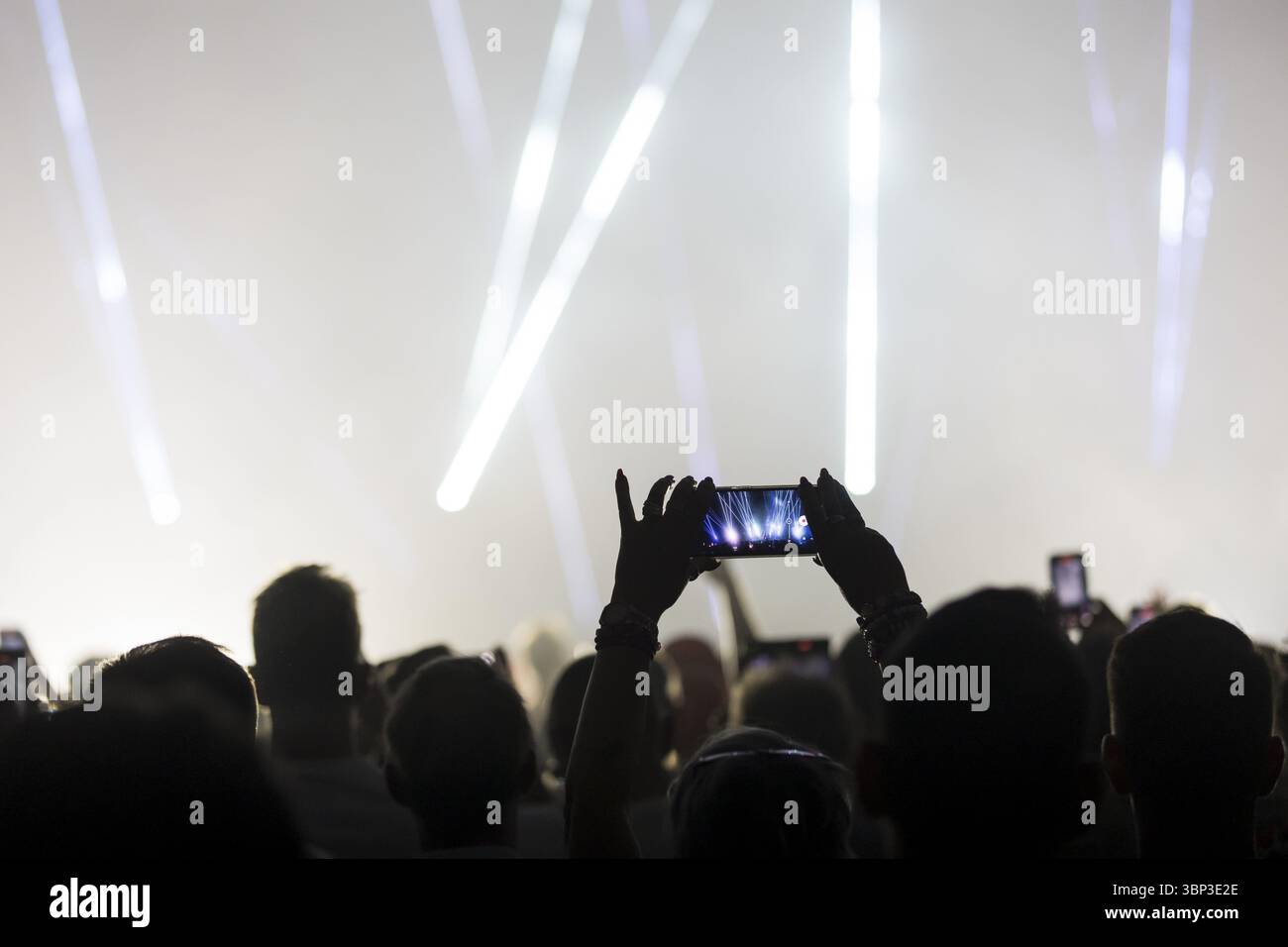 Un visitatore filma il concerto di Kylie Minogue live on Tension Tour 2025 nella Berlin Uber Arena su 04.07.2025 Nota: Secondo il contratto con la Foto Stock