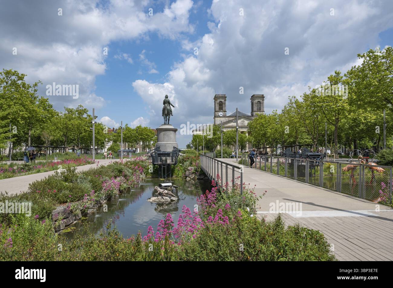 Piazza Napoleone, restaurata in modo sostenibile come parte della riqualificazione urbana ecologica, con l'omonima statua in bronzo di Napoleone a cavallo, acqua Foto Stock