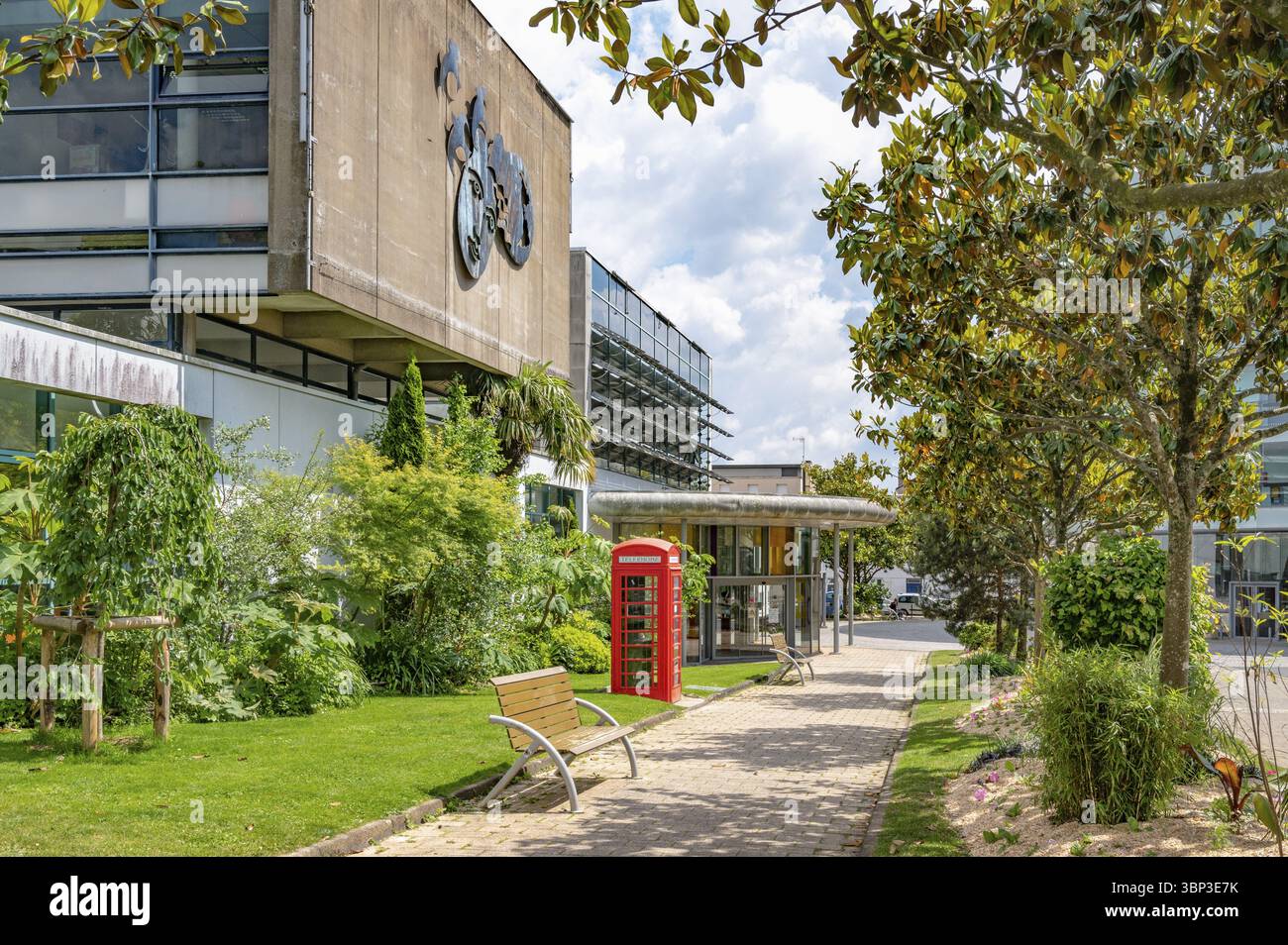 Riqualificazione urbana ecologica con vegetazione sul sentiero pedonale con panca e cabina telefonica rossa britannica di fronte alla mediatea Benjamin Rabi Foto Stock
