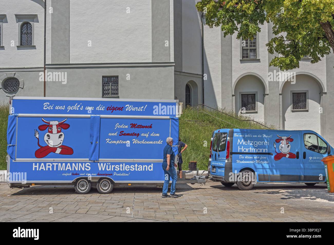 Minibus con stand di vendita come rimorchio e pubblicità per lo stand di salsicce Hartmann, Kempten, Allgaeu, Svevia, Baviera, Germania, Europa Foto Stock