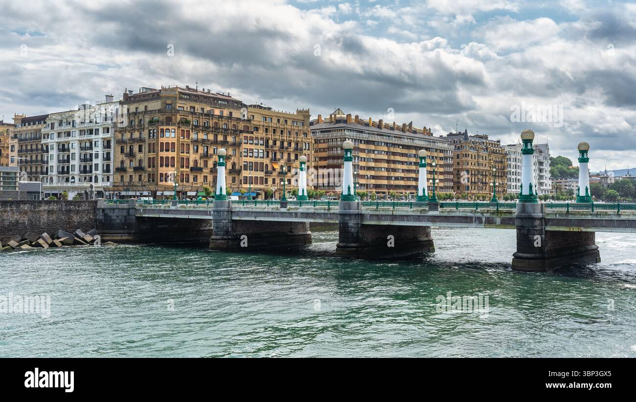 Ponte che attraversa il fiume Urumea e collega due quartieri della città turistica di San Sebastián, in Spagna. Foto Stock