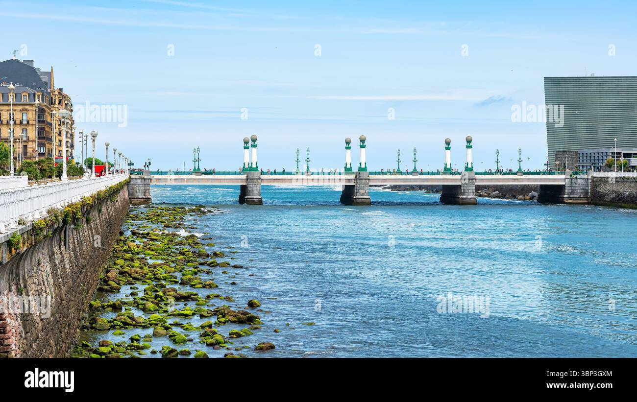 Ponte che attraversa il fiume Urumea e collega due quartieri della città turistica di San Sebastián, in Spagna. Foto Stock