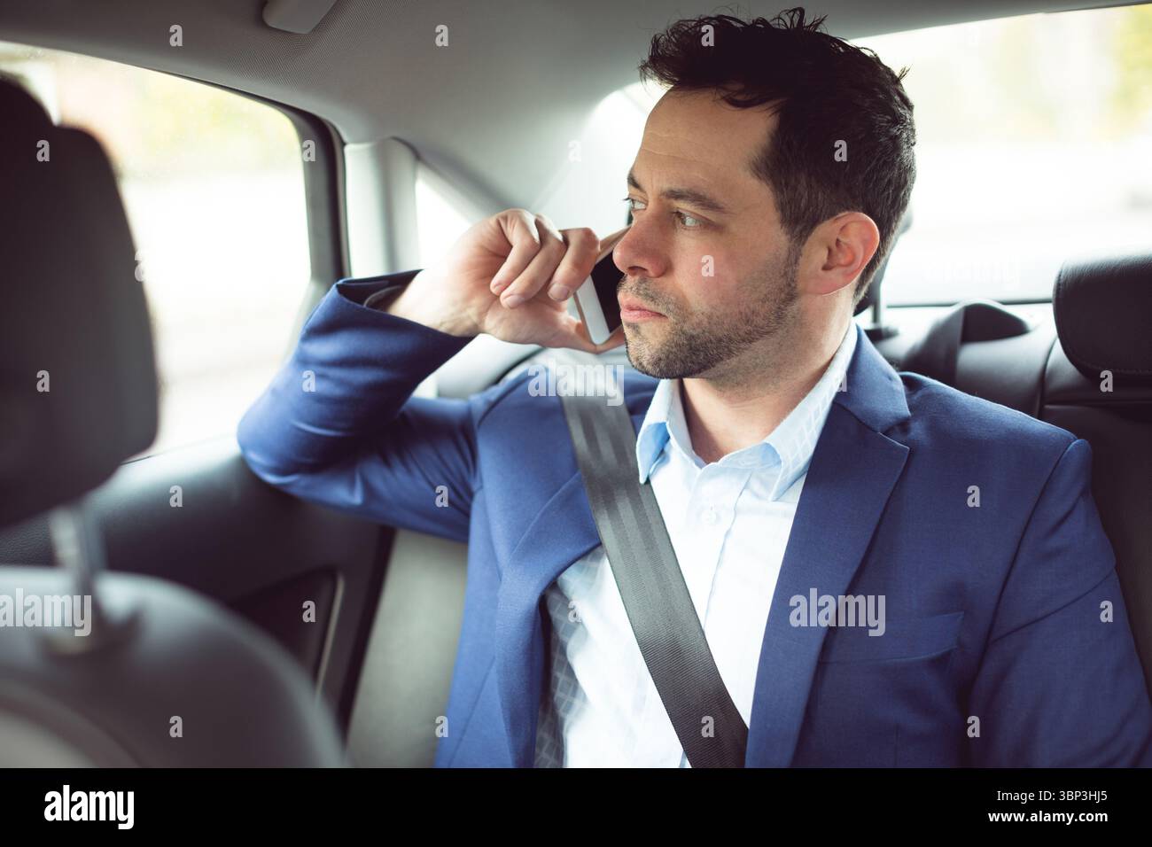 Bel giovane uomo in completo accordo Foto Stock