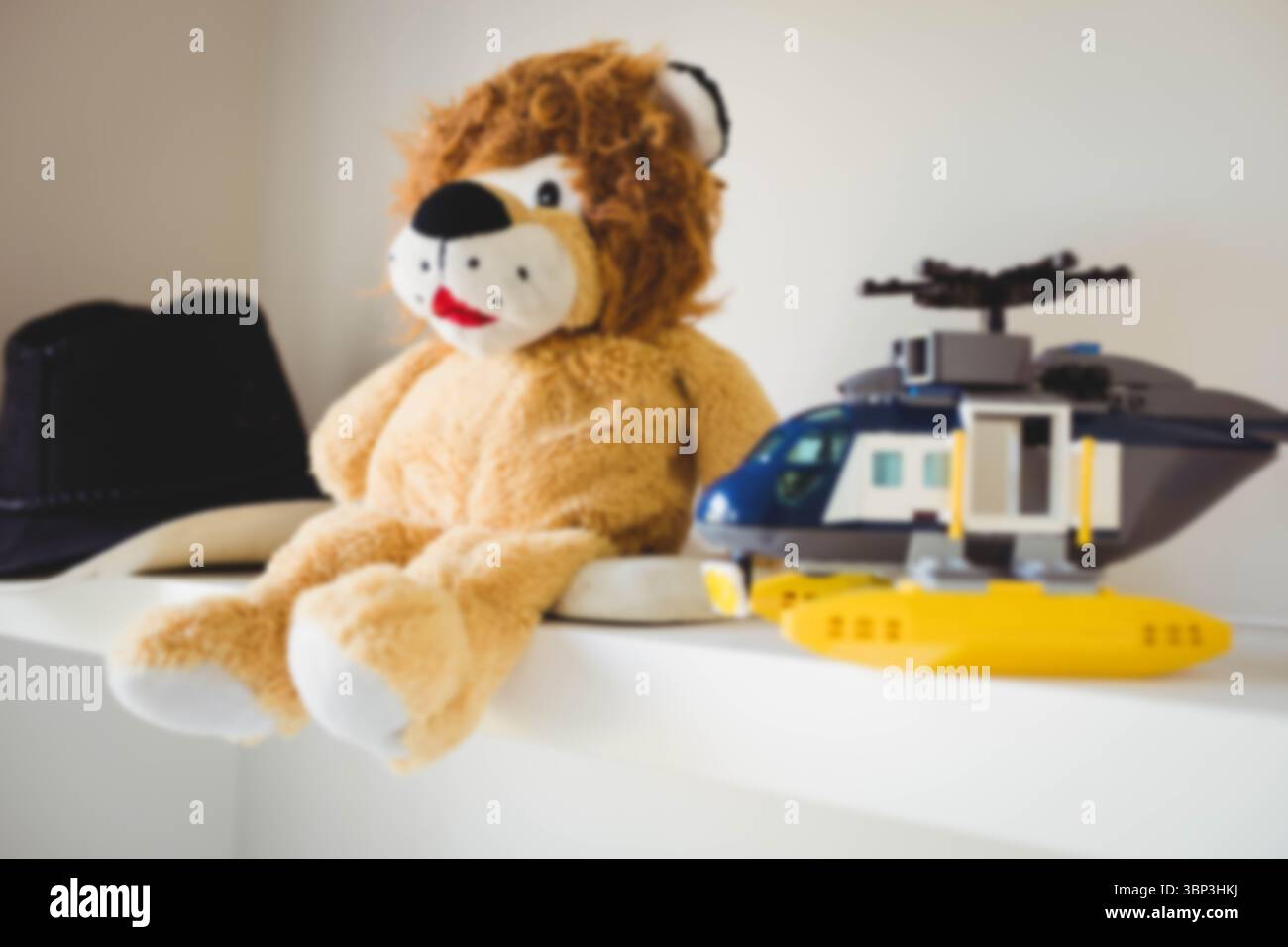 Primo piano di giocattoli sullo scaffale Foto Stock