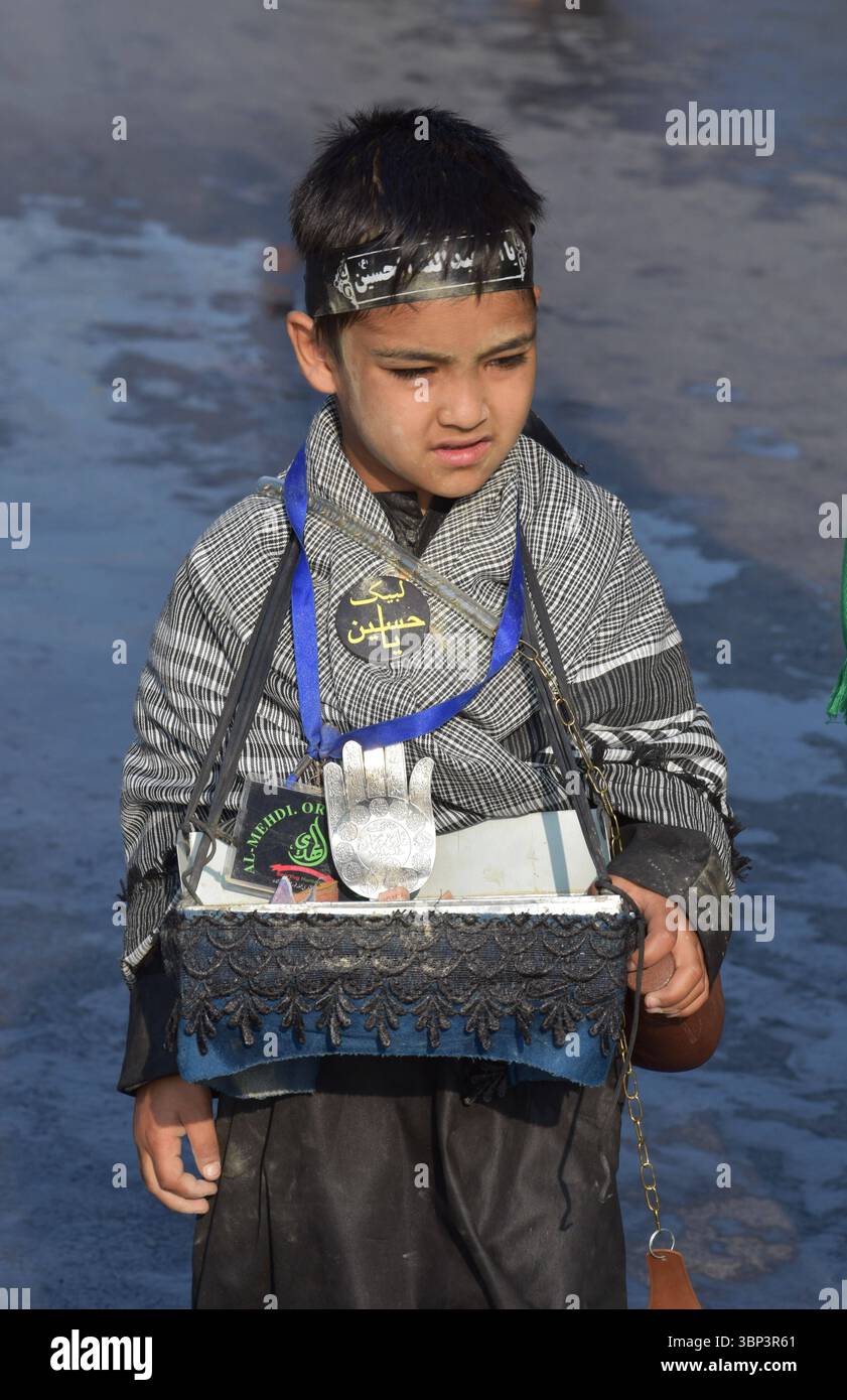 Processione dell'8° Muharram nel Kashmir India Un ragazzo sciita del Kashmir prende parte alla processione di Muharram, simboleggiando lo spirito di sacrificio e il ricordo del martirio dell'imam Hussain. Il 4 luglio 2025 a Srinagar, India. Srinagar Jammu e kashmir India Copyright: XUmerxQadirx Foto Stock