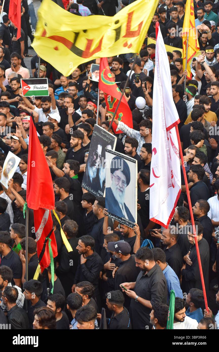 Processione dell'8° Muharram nel Kashmir India sciita partecipa alla processione di Muharram, simboleggiando lo spirito di sacrificio e il ricordo del martirio dell'imam Hussain. Il 4 luglio 2025 a Srinagar, India. Srinagar Jammu e kashmir India Copyright: XUmerxQadirx Foto Stock