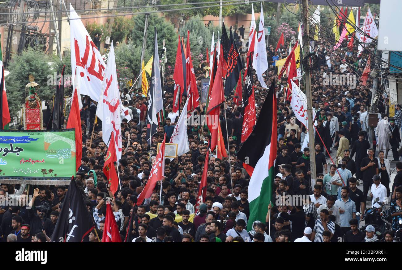 Processione dell'8° Muharram nel Kashmir India sciita partecipa alla processione di Muharram, simboleggiando lo spirito di sacrificio e il ricordo del martirio dell'imam Hussain. Il 4 luglio 2025 a Srinagar, India. Srinagar Jammu e kashmir India Copyright: XUmerxQadirx Foto Stock