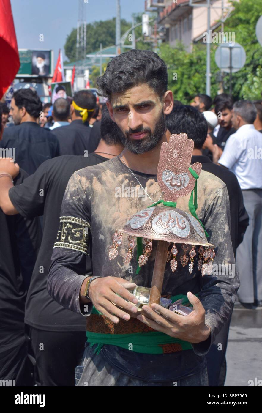Processione dell'8° Muharram nel Kashmir India Un uomo sciita del Kashmir partecipa alla processione di Muharram, simboleggiando lo spirito di sacrificio e il ricordo del martirio dell'imam Hussain. Il 4 luglio 2025 a Srinagar, India. Srinagar Jammu e kashmir India Copyright: XUmerxQadirx Foto Stock