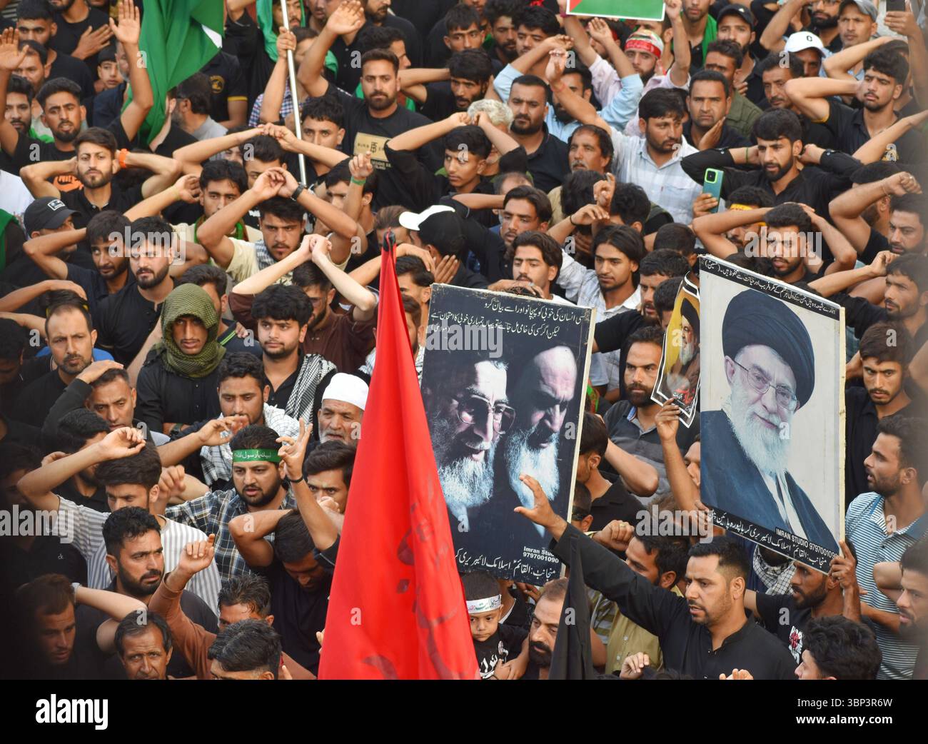 Processione dell'8° Muharram nel Kashmir India sciita partecipa alla processione di Muharram, simboleggiando lo spirito di sacrificio e il ricordo del martirio dell'imam Hussain. Il 4 luglio 2025 a Srinagar, India. Srinagar Jammu e kashmir India Copyright: XUmerxQadirx Foto Stock