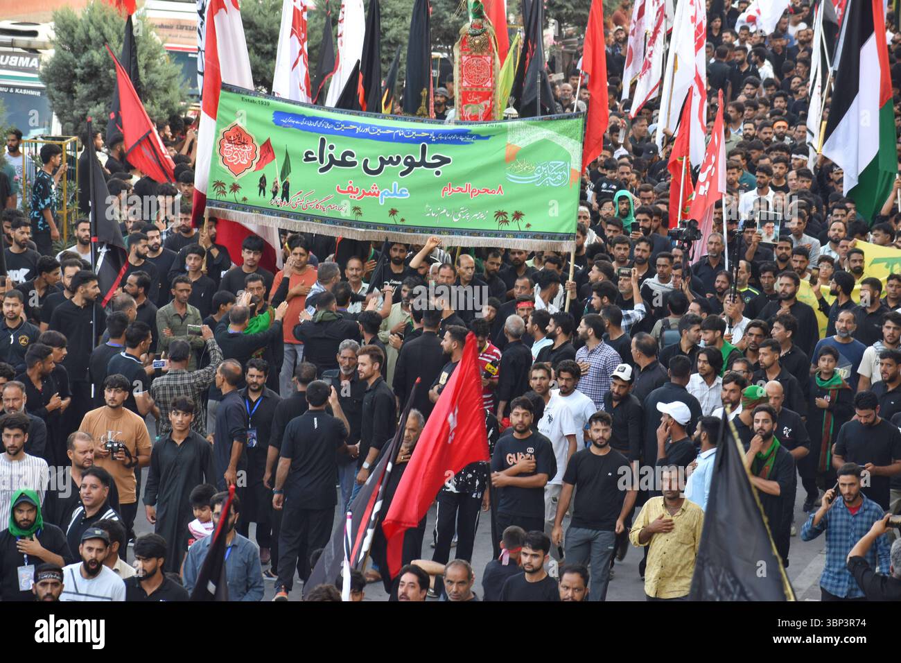 Processione dell'8° Muharram nel Kashmir India sciita partecipa alla processione di Muharram, simboleggiando lo spirito di sacrificio e il ricordo del martirio dell'imam Hussain. Il 4 luglio 2025 a Srinagar, India. Srinagar Jammu e kashmir India Copyright: XUmerxQadirx Foto Stock