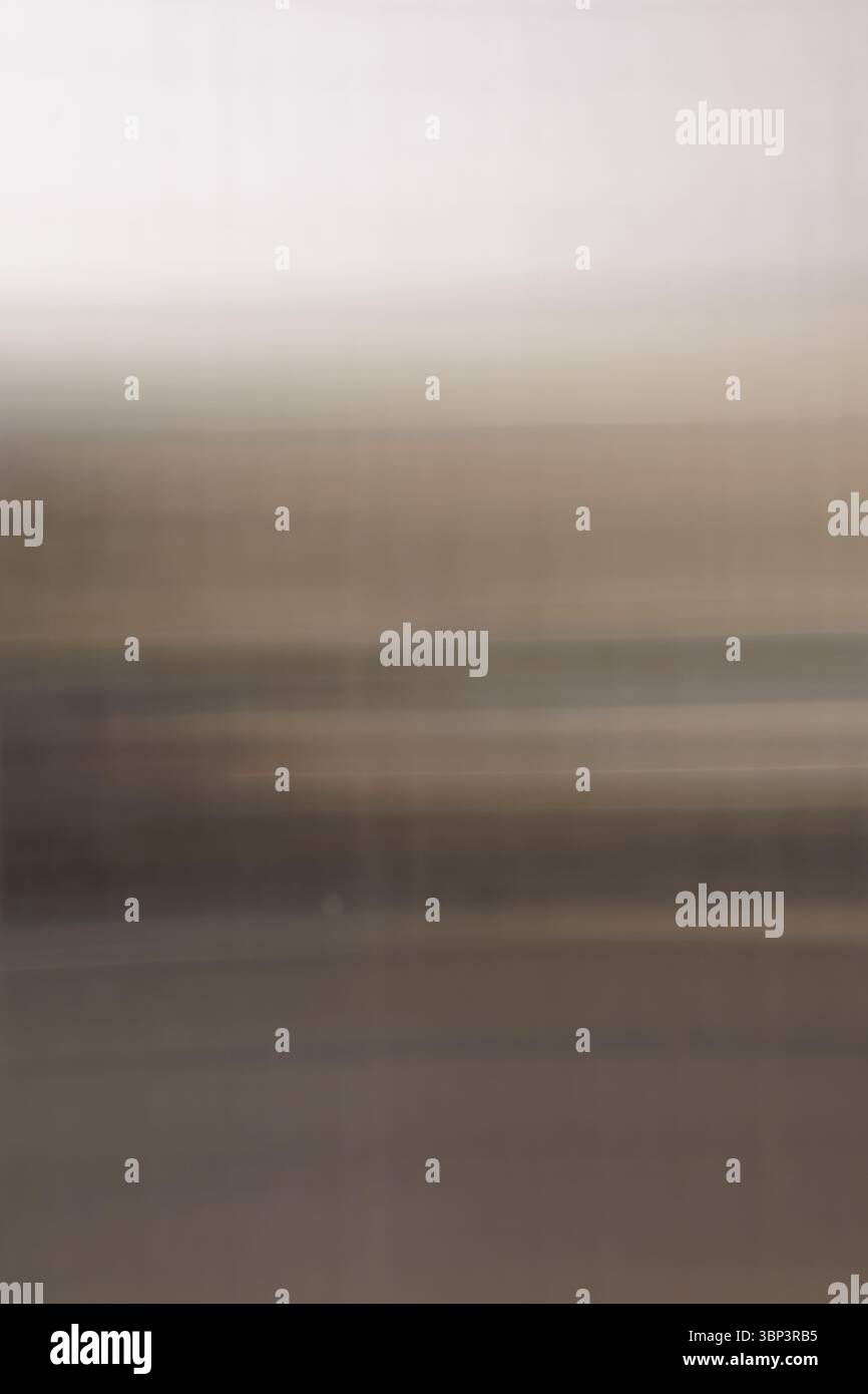 Le linee orizzontali sfumate e neutre di Alumiun Siding creano un effetto di movimento astratto che mette in evidenza sfumature sottili e miscele di luce e ombra. Foto Stock