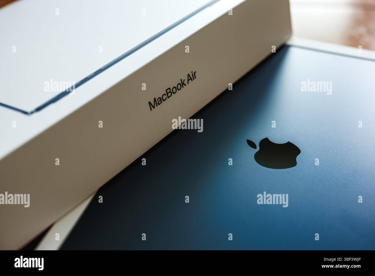 Zlin, Repubblica Ceca - 12 aprile 2025: Logo Apple sul computer portatile. Nuovo MacBook Air da 15 pollici con chip M4 nel colore di mezzanotte Foto Stock