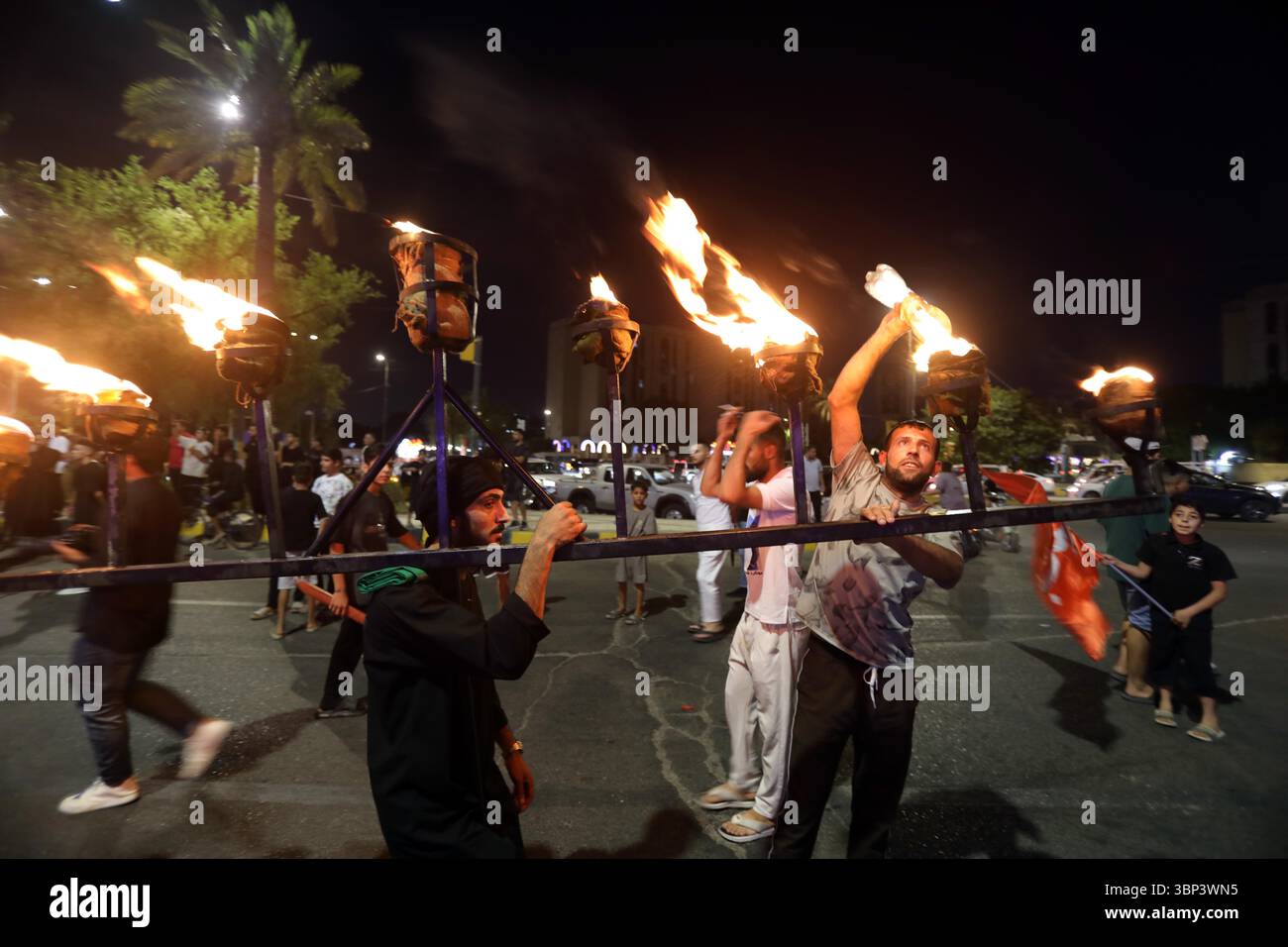 Baghdad, Iraq. 5 luglio 2025. Le persone partecipano ad attività commemorative in occasione di Ashura, a Baghdad, Iraq, il 5 luglio 2025. Ashura si svolge il decimo giorno di Muharram, il primo mese del calendario lunare islamico. Crediti: Khalil Dawood/Xinhua/Alamy Live News Foto Stock
