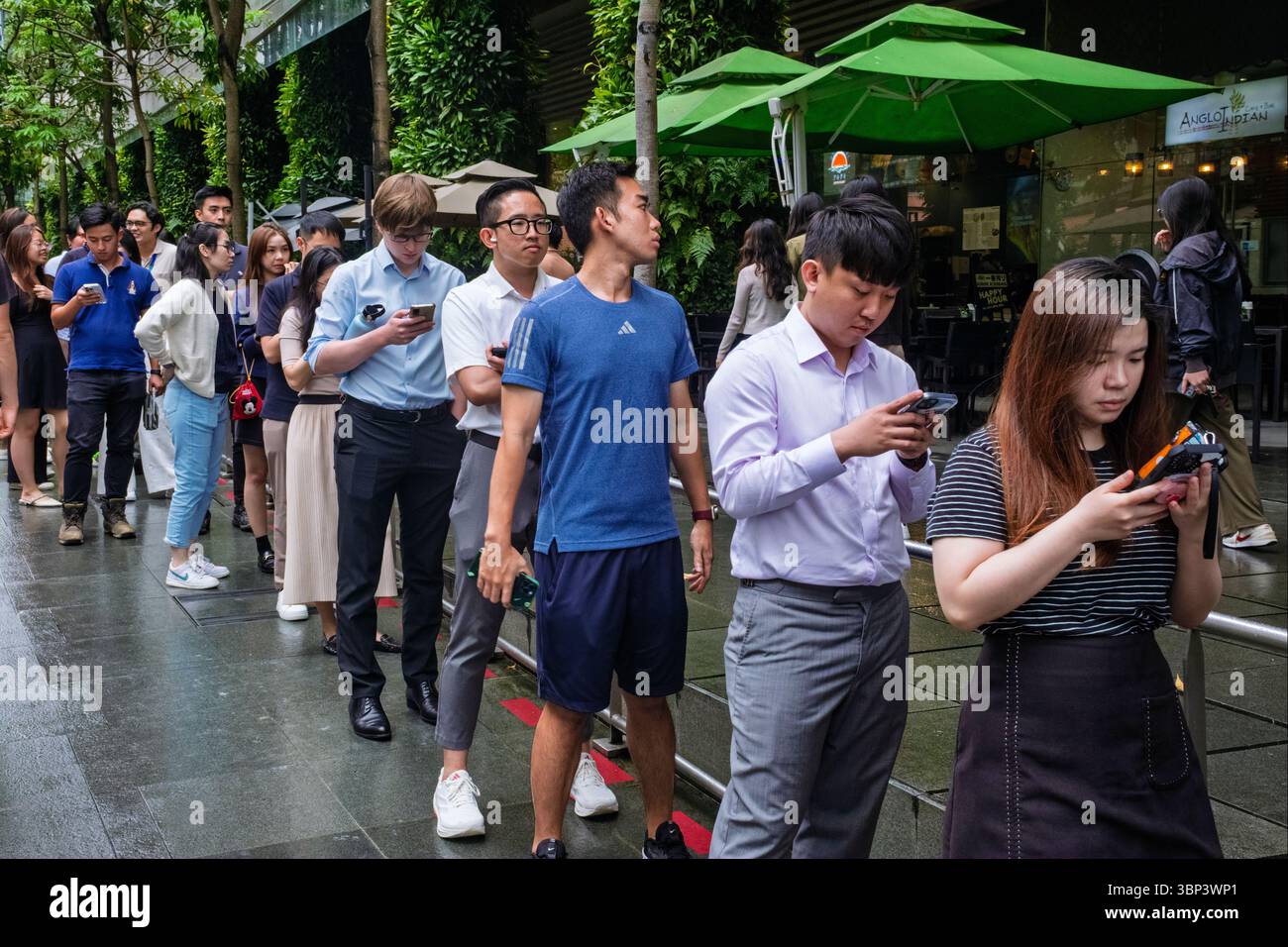 Gli impiegati fanno la fila per il pranzo, Singapore Foto Stock
