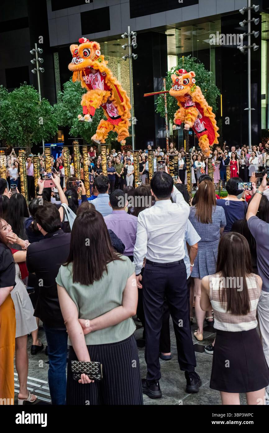 I ballerini leoni hanno messo in scena uno spettacolo all'ora di pranzo per i lavoratori d'ufficio, Singapore, 2025 Foto Stock