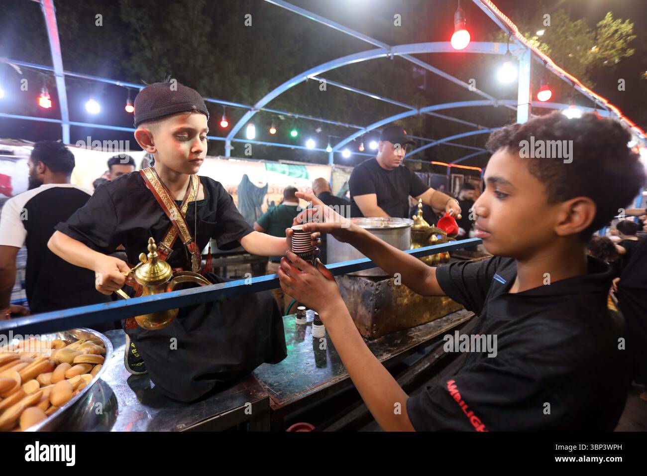 Baghdad, Iraq. 5 luglio 2025. Le persone partecipano ad attività commemorative in occasione di Ashura, a Baghdad, Iraq, il 5 luglio 2025. Ashura si svolge il decimo giorno di Muharram, il primo mese del calendario lunare islamico. Crediti: Khalil Dawood/Xinhua/Alamy Live News Foto Stock