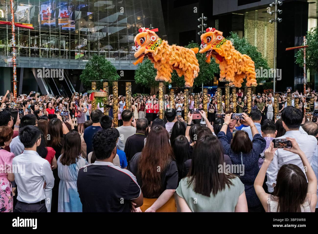 I ballerini leoni hanno messo in scena uno spettacolo all'ora di pranzo per i lavoratori d'ufficio, Singapore, 2025 Foto Stock