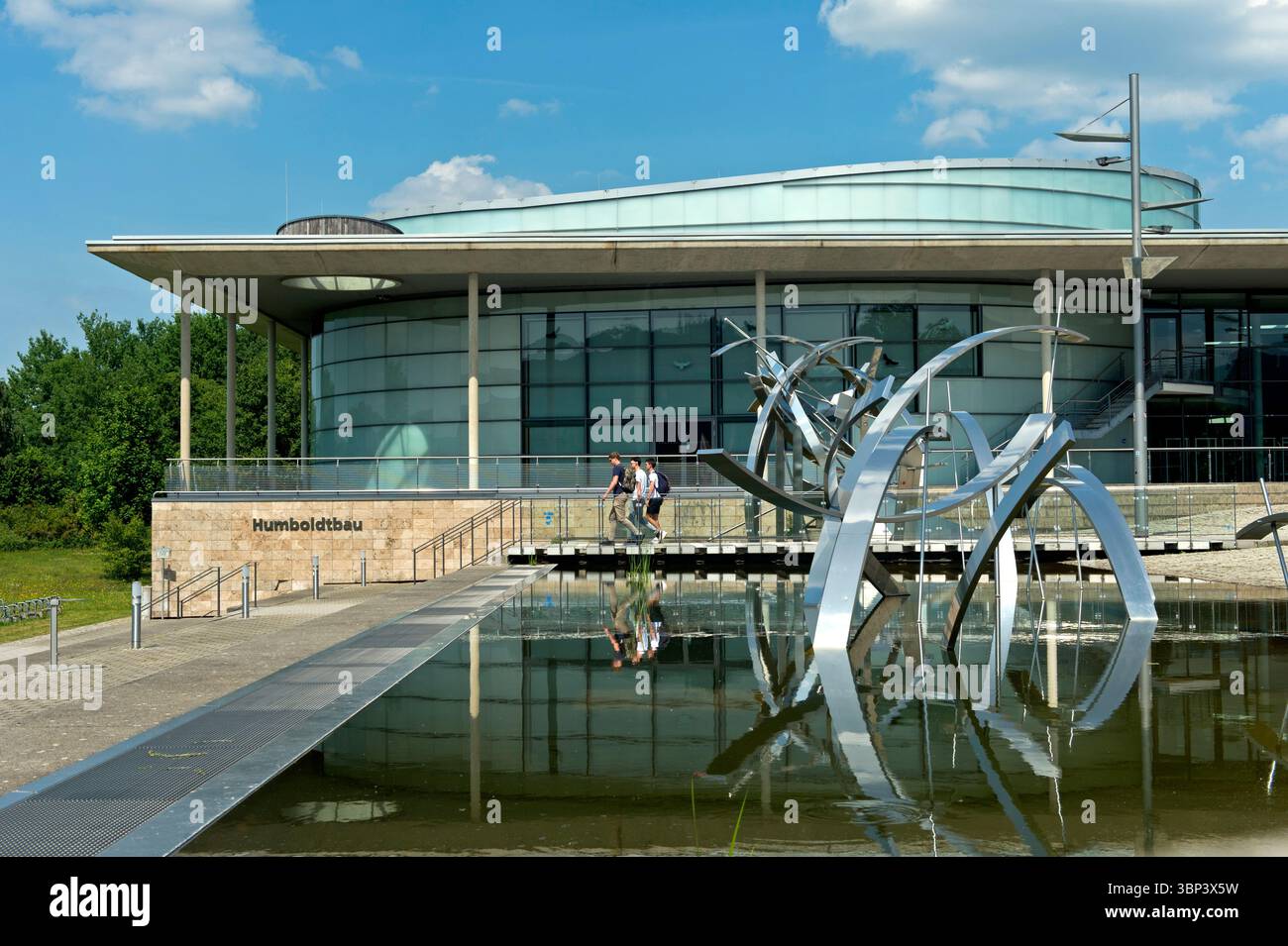 Fontana futuristica di fronte all'edificio Humboldt, edificio didattico centrale dell'Università tecnologica di Ilmenau, Ilmenau, Turingia, Germania Foto Stock