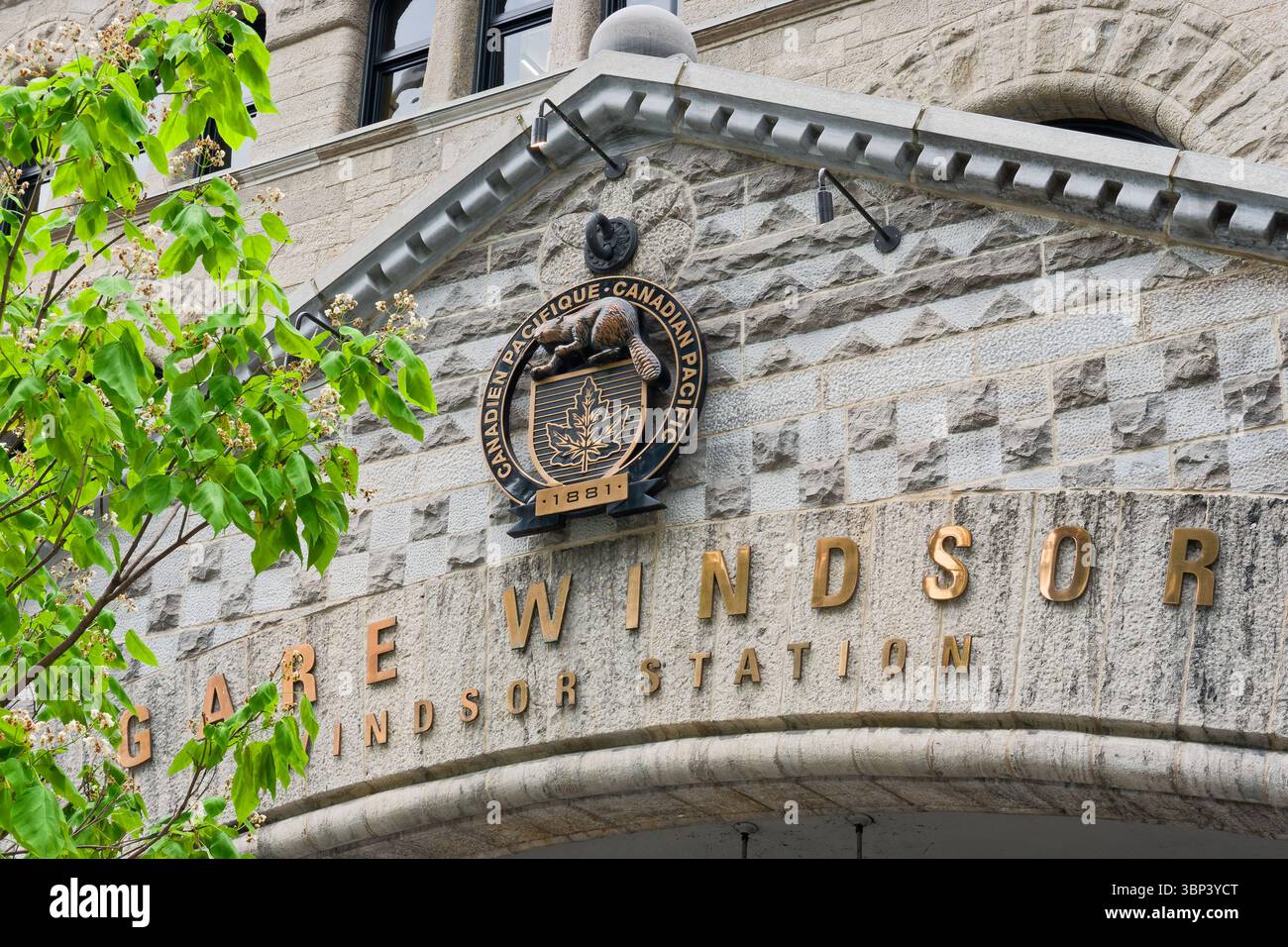 Logo Canadian Pacific Railway sulla stazione Windsor di Montreal, Quebec, Canada. Edificio per uffici ed ex stazione ferroviaria. Foto Stock