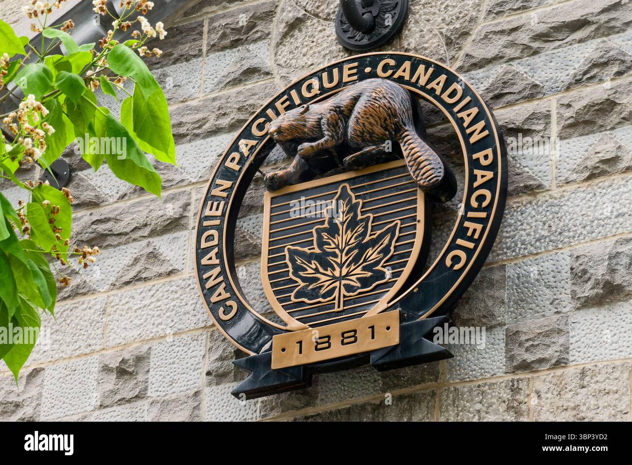 Logo Canadian Pacific Railway sulla stazione Windsor di Montreal, Quebec, Canada. Edificio per uffici ed ex stazione ferroviaria. Foto Stock