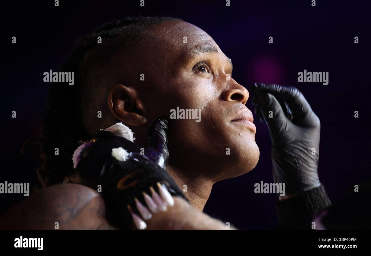 Bruxelles, Belgio. 5 luglio 2025. Boris belga "Alain" Atangana nella foto di fronte a un incontro di pesi massimi leggeri tra Atangana belga e Santos portoghese durante l'evento di arti marziali miste Professional Fighters League Europe (PFL) presso l'ING Arena di Bruxelles, sabato 05 luglio 2025. BELGA PHOTO VIRGINIE LEFOUR credito: Belga News Agency/Alamy Live News Foto Stock