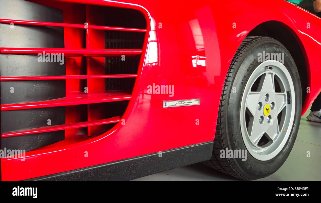 Primo piano sulla bocchetta laterale Ferrari Testarossa e sul logo Pininfarina Foto Stock