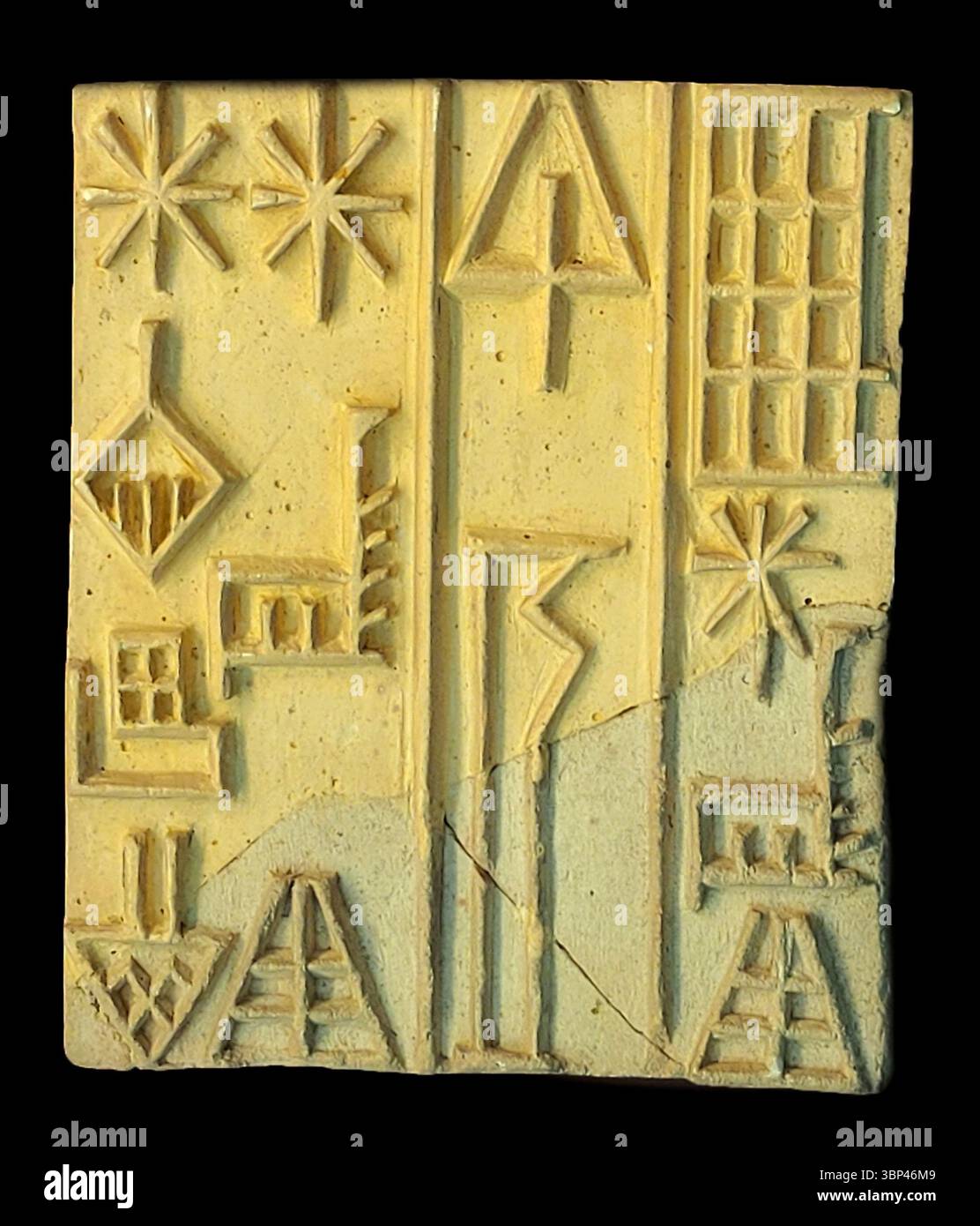 Una fotografia di un'antica tavoletta di argilla proto-cuneiforme sumerica, stampata in mattoni sotto l'autorità di Naram-sin. Trovato a Tello in Iraq. L'iscrizione è nell'antico accadico e commemorava la costruzione di un tempio di sin, il dio della luna da parte del sovrano Naram-sin, morto intorno al 2218 a.C. Era un sovrano dell'Impero accadico, ed era il terzo successore e nipote del re Sargon di Akkad. c. 2220 a.C. Foto Stock