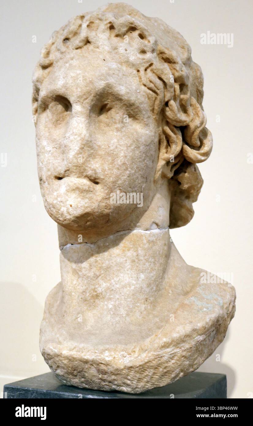 Una fotografia di un busto di marmo romano raffigurante Alessandro Magno o Mitradate, re di Ponti, 120-100 a.C. circa. Nello stile di Lisippo, uno scultore greco del IV secolo a.C. che fu lo scultore ufficiale di corte di Alessandro e creò i ritratti più autorevoli del re, noto per catturare il suo sguardo distintivo e il suo vigore giovanile. Questi ritratti sono stati determinanti nel plasmare l'immagine postumo di Alessandro come un eroe divinamente ispirato. c. 2023. Foto Stock