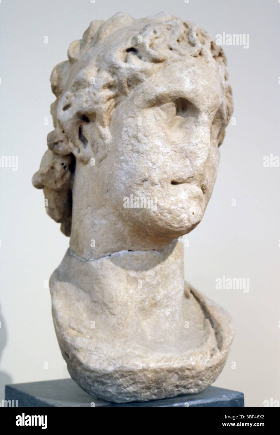 Una fotografia di un busto di marmo romano raffigurante Alessandro Magno o Mitradate, re di Ponti, 120-100 a.C. circa. Nello stile di Lisippo, uno scultore greco del IV secolo a.C. che fu lo scultore ufficiale di corte di Alessandro e creò i ritratti più autorevoli del re, noto per catturare il suo sguardo distintivo e il suo vigore giovanile. Questi ritratti sono stati determinanti nel plasmare l'immagine postumo di Alessandro come un eroe divinamente ispirato. c. 2023. Foto Stock