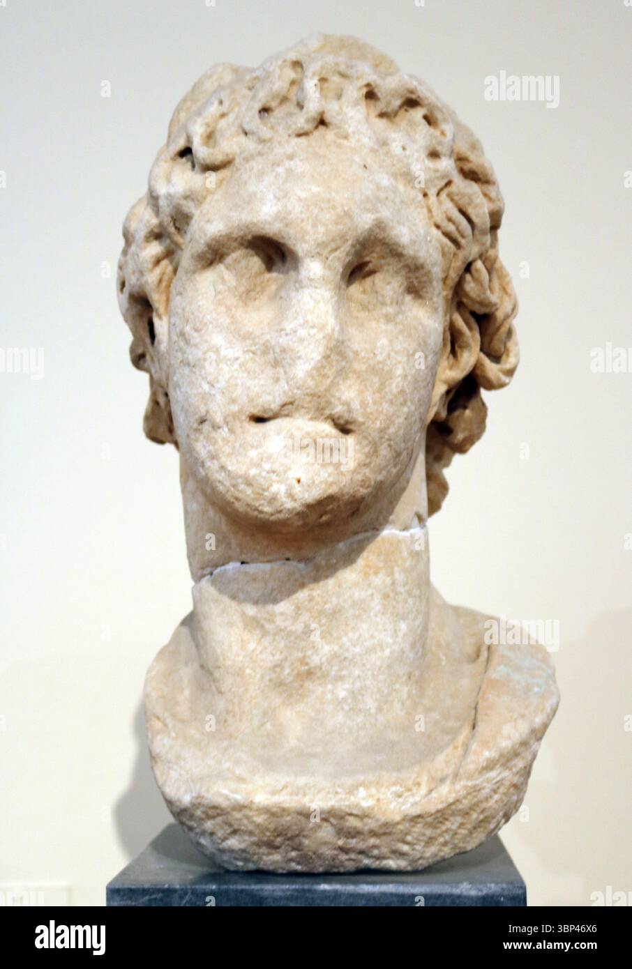 Una fotografia di un busto di marmo romano raffigurante Alessandro Magno o Mitradate, re di Ponti, 120-100 a.C. circa. Nello stile di Lisippo, uno scultore greco del IV secolo a.C. che fu lo scultore ufficiale di corte di Alessandro e creò i ritratti più autorevoli del re, noto per catturare il suo sguardo distintivo e il suo vigore giovanile. Questi ritratti sono stati determinanti nel plasmare l'immagine postumo di Alessandro come un eroe divinamente ispirato. c. 2023. Foto Stock