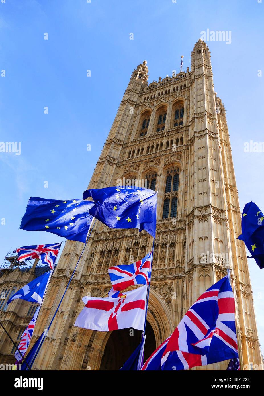 Una fotografia di bandiere dell'UE (Unione europea) e del Regno Unito al di fuori del parlamento britannico in segno di protesta contro la Brexit. La Gran Bretagna ha lasciato l'UE nel 2020. c. 2020. Foto Stock