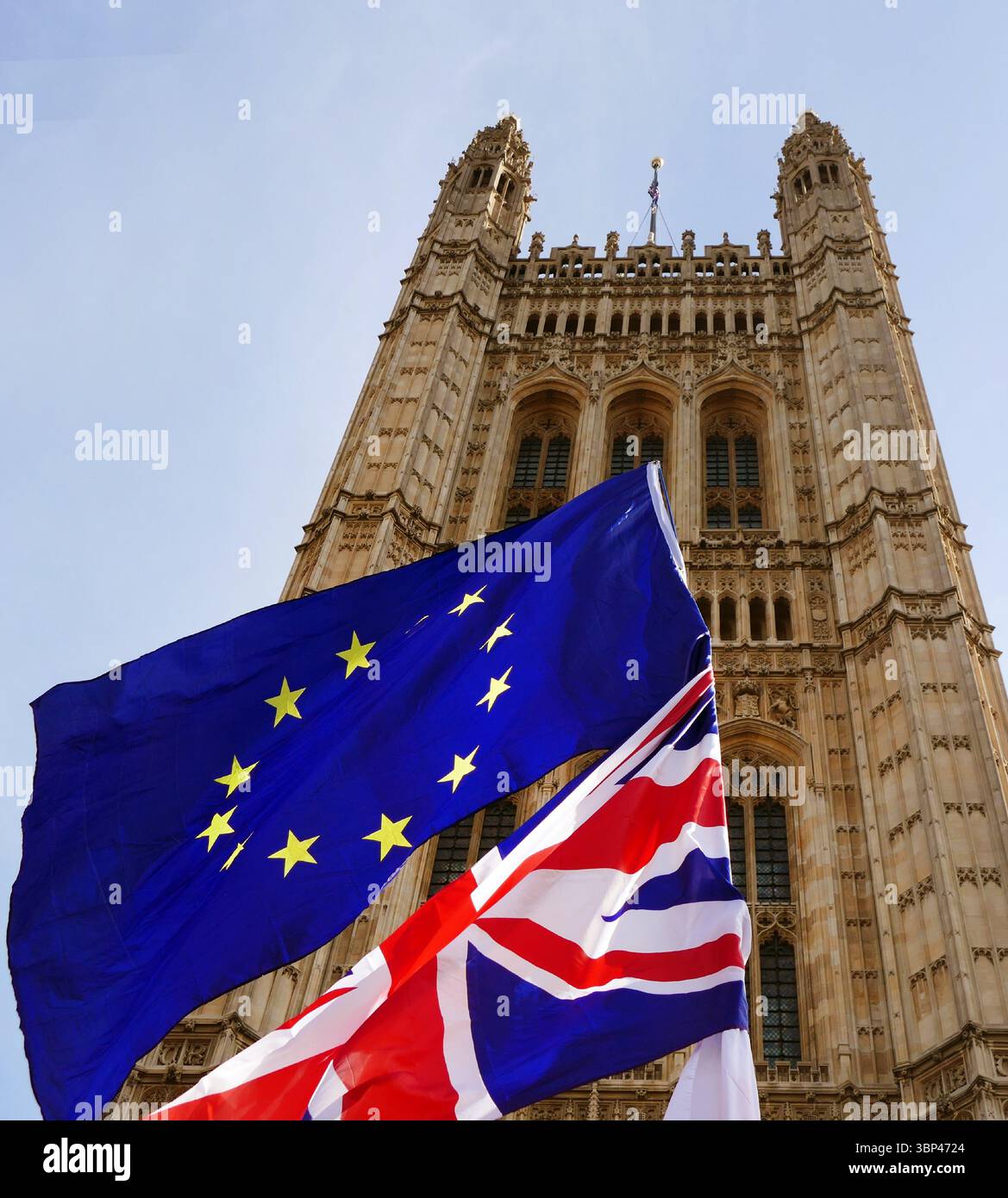 Una fotografia di bandiere dell'UE (Unione europea) e del Regno Unito al di fuori del parlamento britannico in segno di protesta contro la Brexit. La Gran Bretagna ha lasciato l'UE nel 2020. c. 2020. Foto Stock