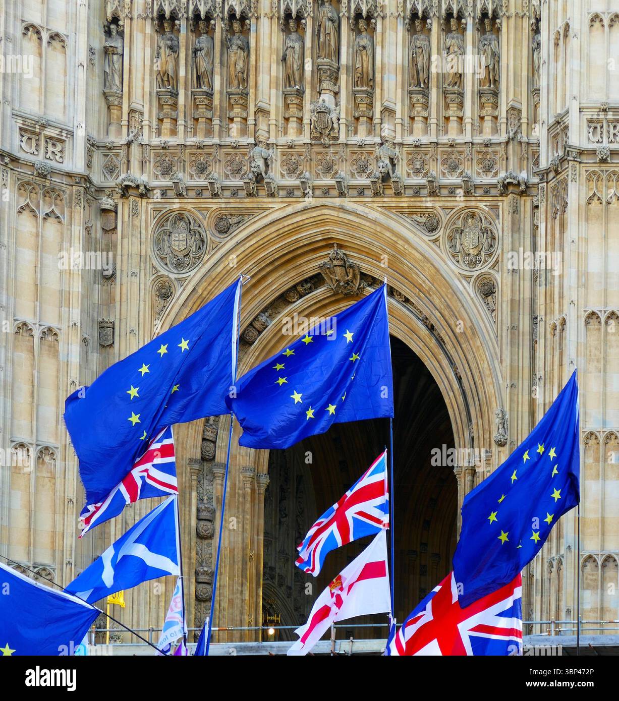 Una fotografia di bandiere dell'UE (Unione europea) e del Regno Unito al di fuori del parlamento britannico in segno di protesta contro la Brexit. La Gran Bretagna ha lasciato l'UE nel 2020. c. 2020. Foto Stock